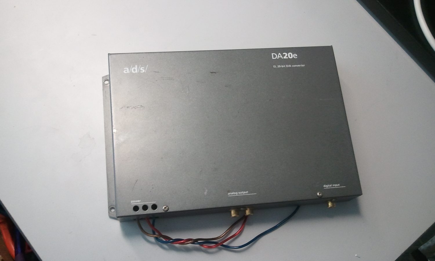ЦАП a/d/s/ DA20e на столе: чёрный металлический корпус, надписи power, analog output и digital input
