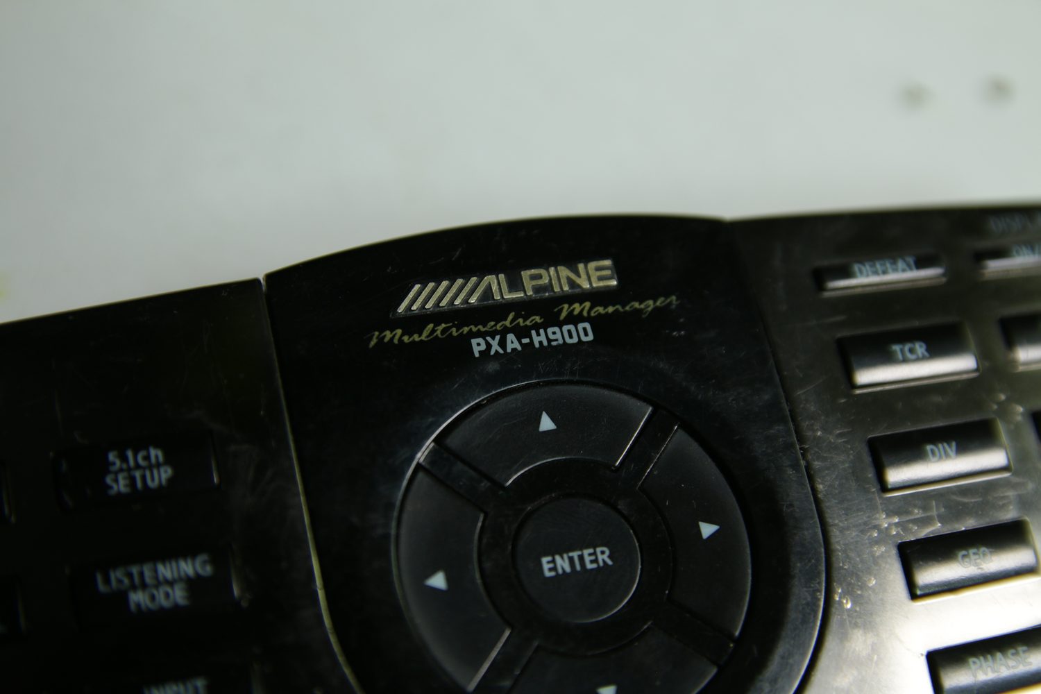 Крупный план ИК-пульта Alpine PXA-H900 с надписью Multimedia Manager