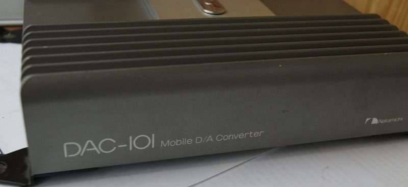 Верхняя панель Nakamichi DAC-101 с надписью DAC-101 Mobile D/A Converter и логотипом Nakamichi