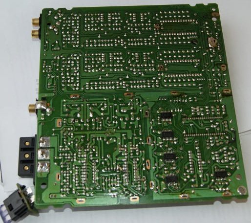 Обратная сторона платы Nakamichi DAC-101 с разъёмом и дорожками