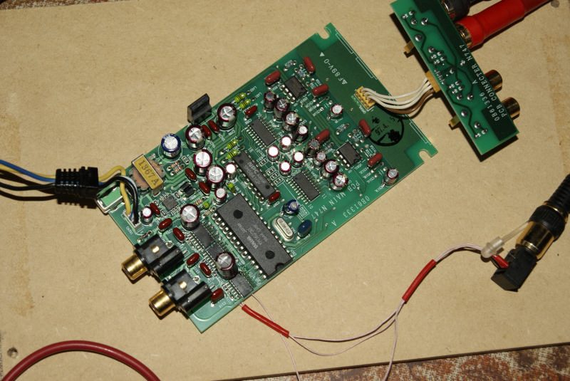 Плата Nakamichi DAC-41 под углом: цифровая и аналоговая части разделены