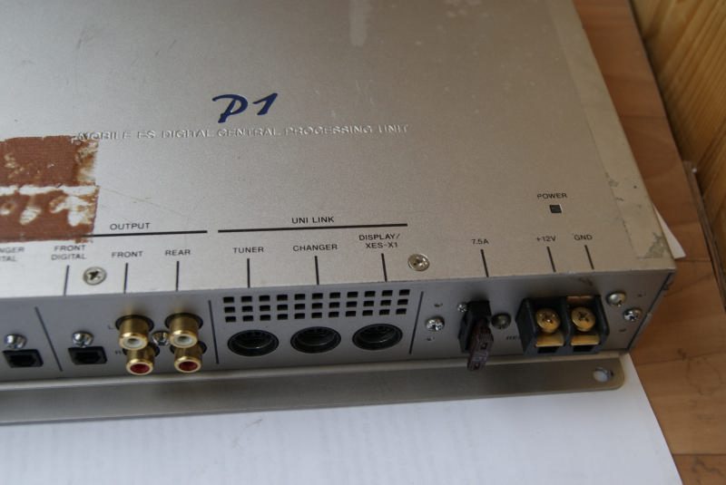 Задняя панель Sony XES-P1 с подписями CHANGER DIGITAL, OUTPUT FRONT/REAR, UNI LINK и POWER