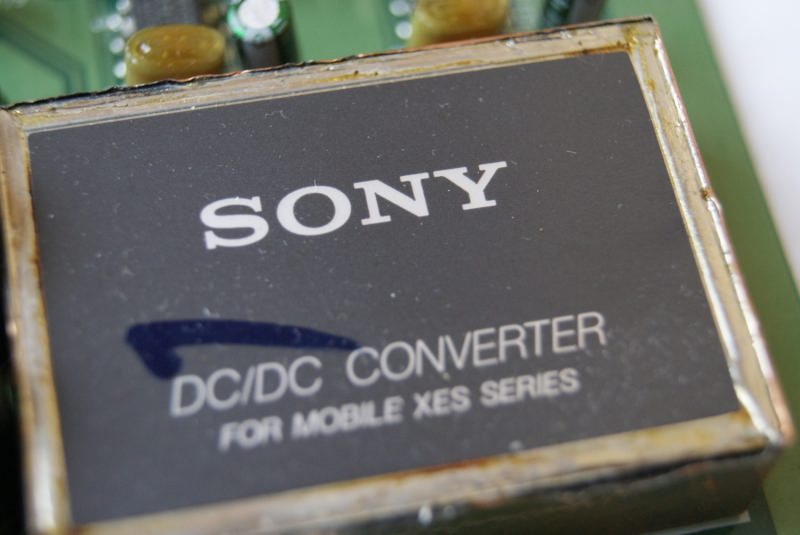 Крупный план модуля DC/DC CONVERTER FOR MOBILE XES SERIES с маркировкой SONY