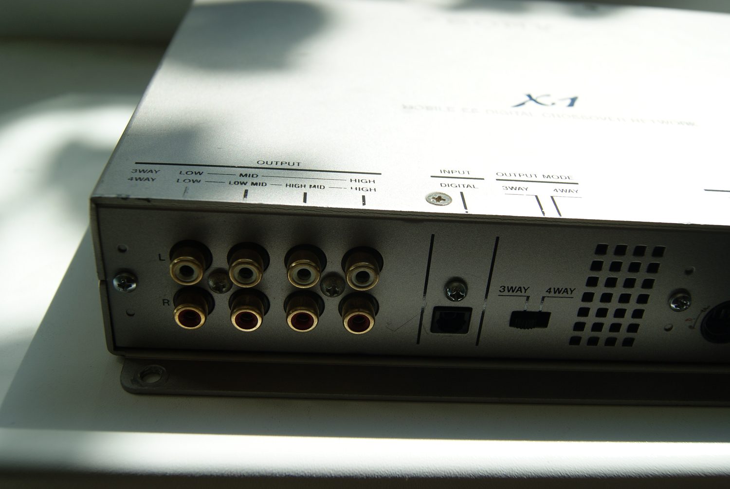 Задняя панель Sony XES-X1 с рядами позолоченных RCA и подписями OUTPUT и INPUT