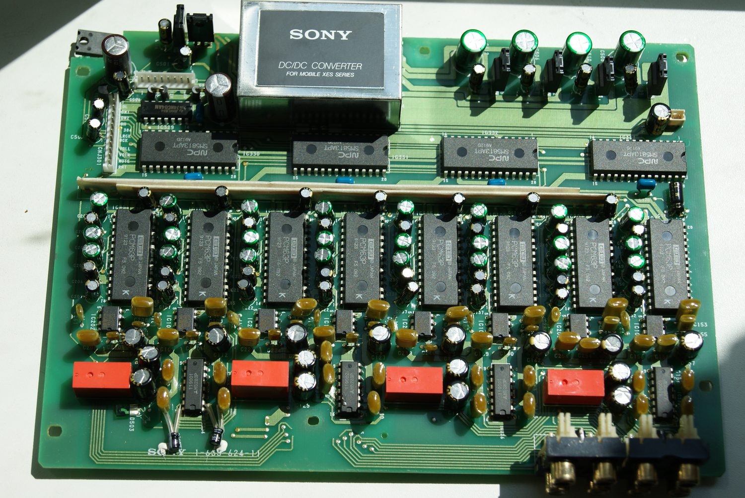 Ряд микросхем PCM63P на плате Sony XES-X1 с дата-кодом 9123