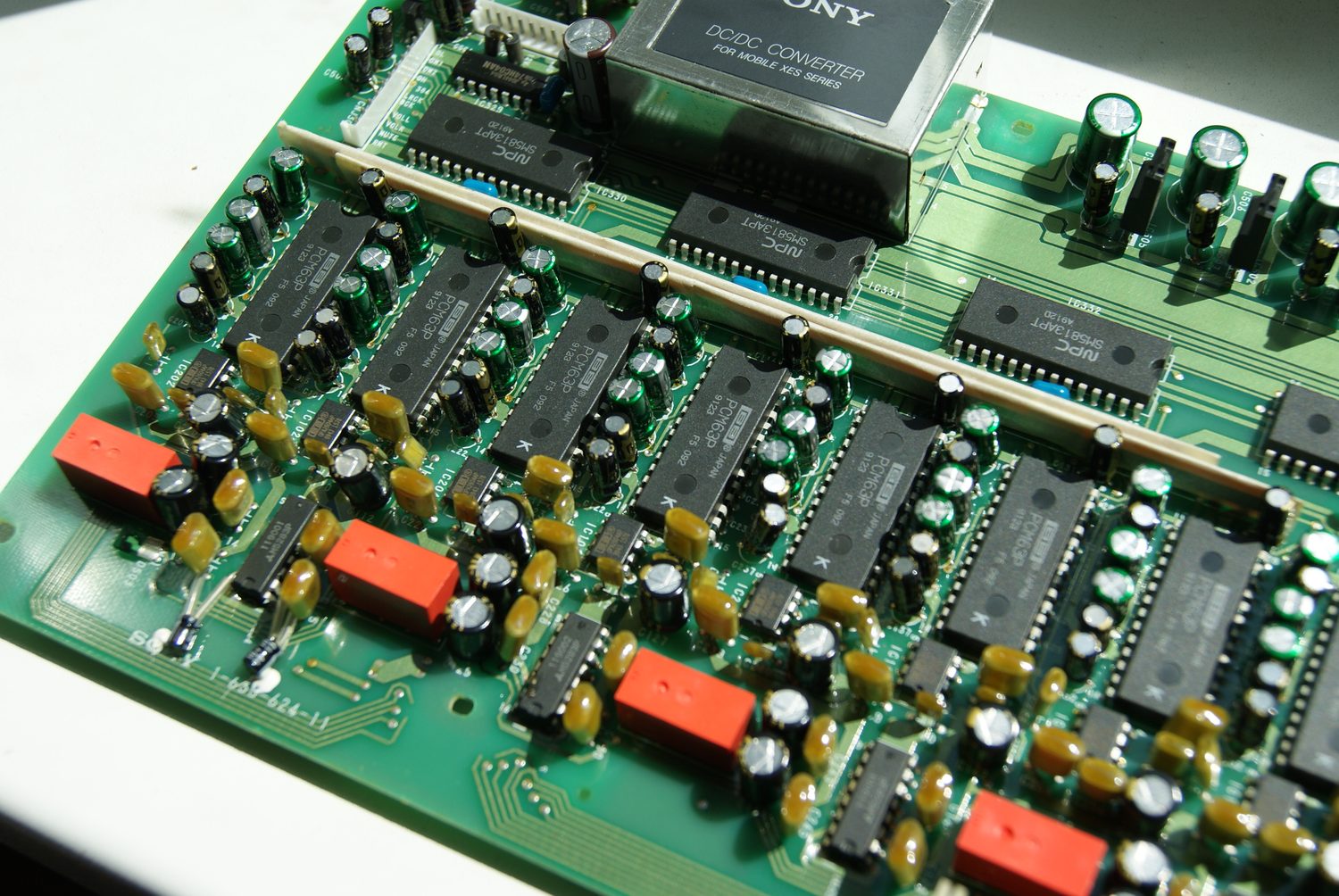 Цифровой фильтр NPC SM5813APT и экранированный узел DC-DC Sony XES-X1